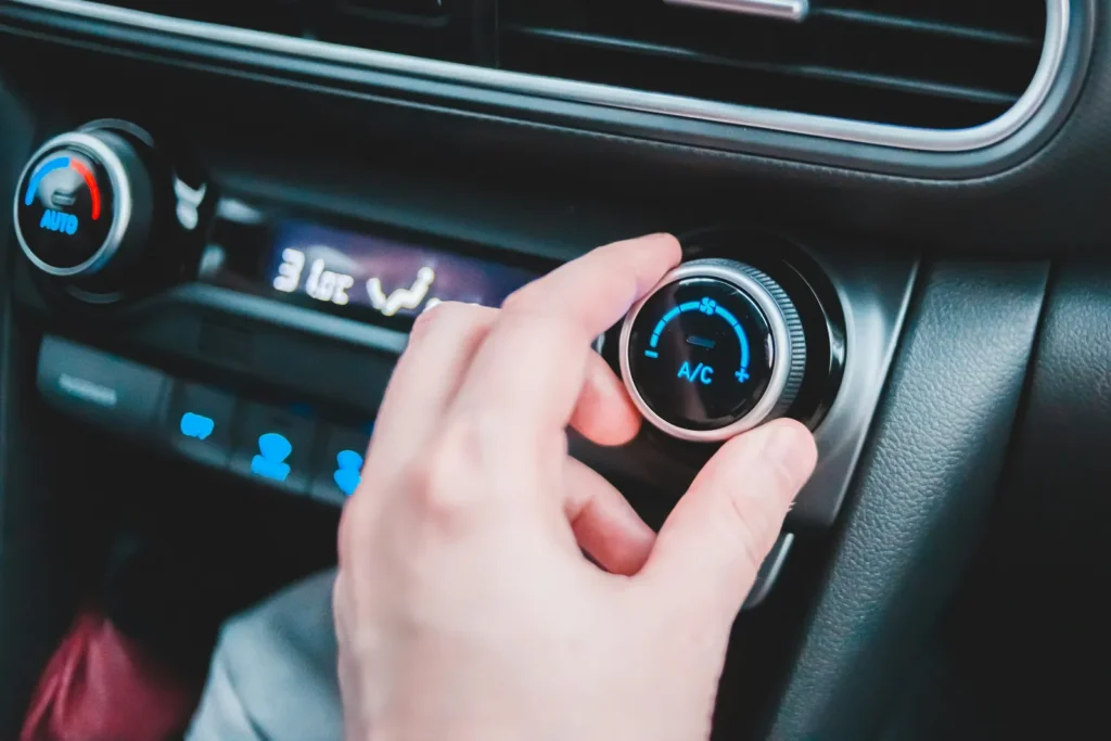 Vklop klimatske naprave na armaturni plošči vozila